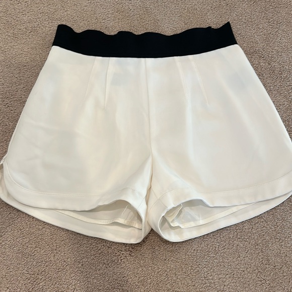 Been white shorts with black elastic waist - Picture 1 of 4